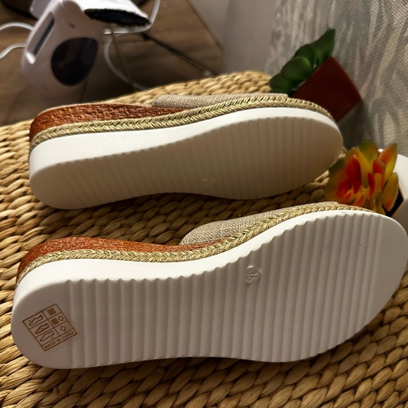 NWT, canvas, light- weight, women’s, mules - Picture 4 of 5